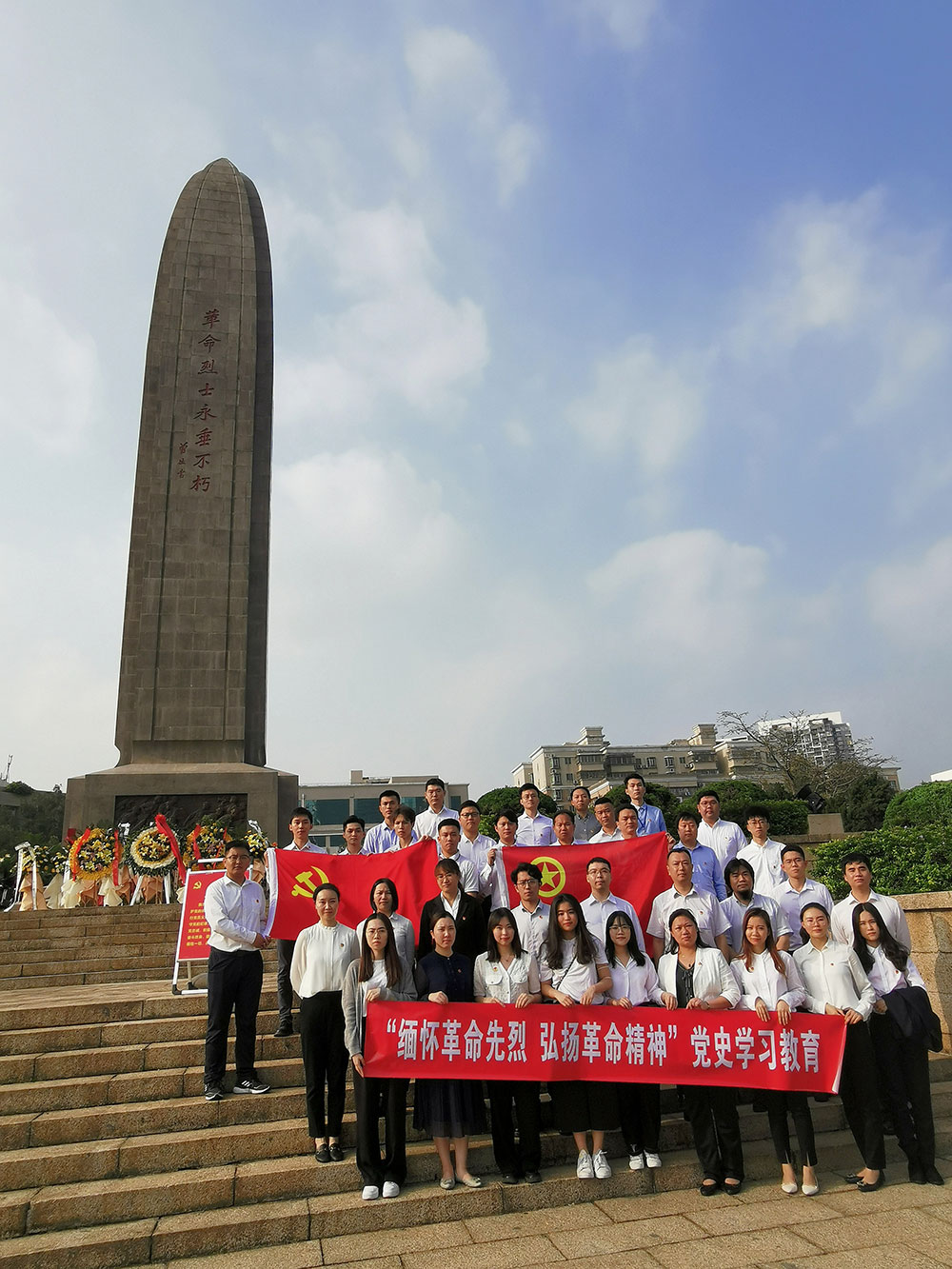 9-深國際團委組織基層黨員、團青年赴深圳革命烈士陵園，開展“緬懷革命先烈-弘揚革命精神”黨史學(xué)習(xí)教育“清明祭英烈”實地祭掃.jpg